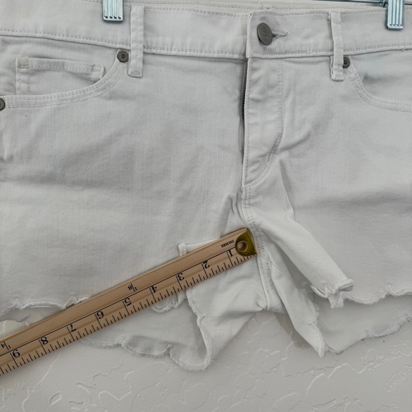 LOFT White Scalloped Hem Denim Shorts Size 6 (28) NWOT - Picture 3 of 5